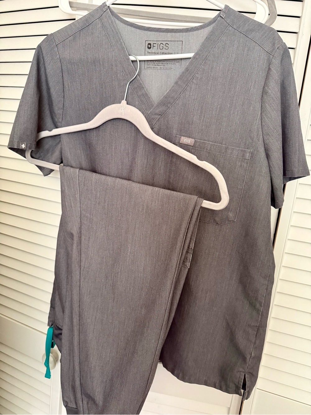 FIGS Women’s Heather Gray Scrub Top & Pants Set size Large